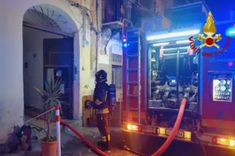 Incendio divampato in un appartamento in via Montesanto al civico 33 a Palermo