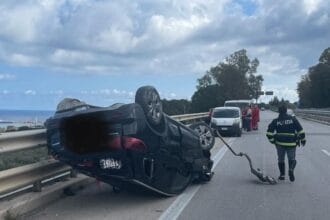 Una tragico incidente si è verificata questa mattina sull'autostrada Palermo-Catania, nei pressi dello svincolo di Termini Imerese in direzione Palermo. Un'auto con a bordo due persone, un uomo e una donna, è rimasta coinvolta in un violento incidente che ha causato il cappottamento del mezzo.
