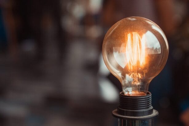 Nel corso del 2024, l'Italia si prepara a un cambiamento epocale nel settore dell'energia. Un mutamento che, sebbene possa sembrare distante dalle vite quotidiane dei consumatori, avrà un impatto diretto su di loro: il passaggio dal mercato tutelato a quello libero dell'energia elettrica, ufficializzato dal Consiglio dei Ministri lo scorso 5 dicembre 2023. Prima di entrare nel merito e conoscere l'argomento nel dettaglio, è importante fare una premessa sulla distinzione tra i due tipi di mercato, per comprenderne le differenze. 
