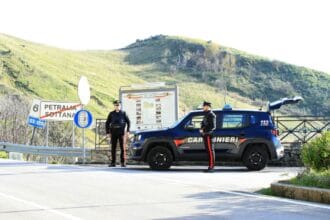 I Carabinieri della Compagnia di Petralia Sottana, hanno deferito in stato di libertà, alla Procura della Repubblica presso il Tribunale di Termini Imerese, per detenzione ai fini di spaccio di sostanze stupefacenti, un 32enne di nazionalità egiziana, già noto alle forze dell’ordine.