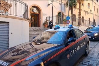 PALERMO - I Carabinieri del Comando Provinciale di Palermo, alle prime luci dell’alba di oggi, hanno dato esecuzione a un’ordinanza di custodia cautelare – emessa dal Giudice per le Indagini Preliminari presso il Tribunale di Palermo su richiesta della locale Direzione Distrettuale Antimafia – nei confronti di 3 persone (2 delle quali ristrette in carcere e 1 sottoposta agli arresti domiciliari), ritenute responsabili, a vario titolo, di associazione per delinquere di tipo mafioso ed estorsioni aggravate, consumate e tentate, commesse avvalendosi del metodo mafioso e al fine di agevolare l’attività mafiosa.