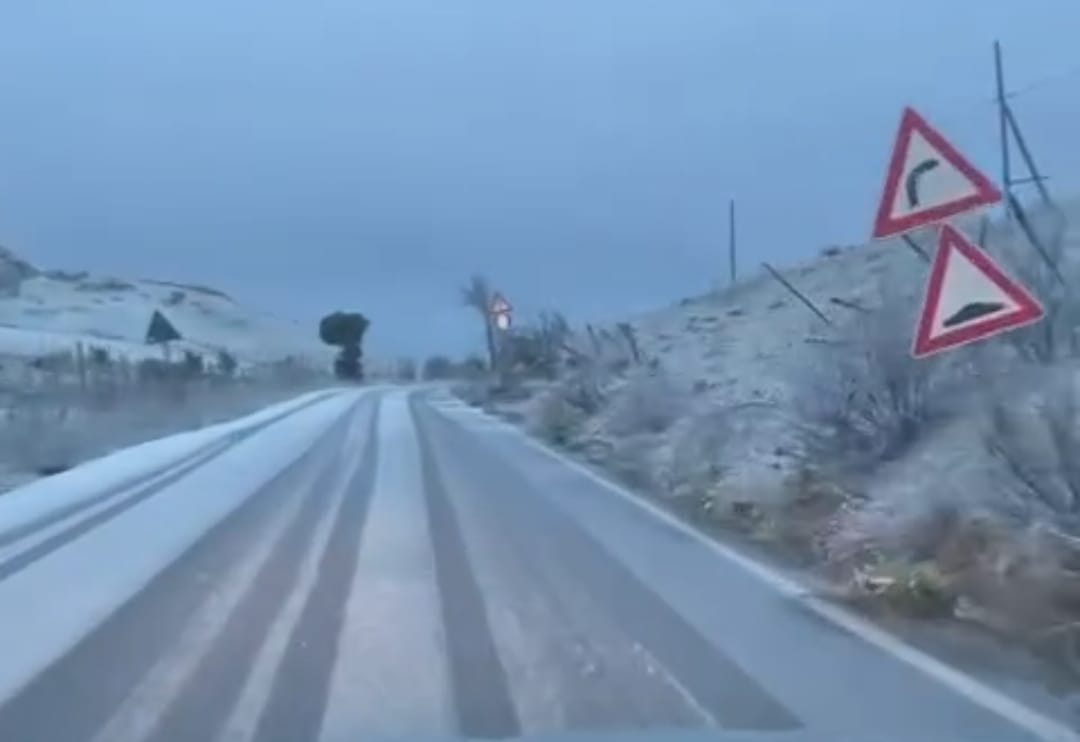 Un'ondata di maltempo artico ha investito l'isola nella notte portando bufere di neve e temporali dopo giornate miti con temperature fino a 20°C. Imbiancati i rilievi, allerta gialla della Protezione Civile. Previsto un lento miglioramento da stasera
