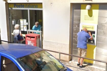 Monreale, panico alla Posta, cliente spacca un vetro contro impiegata