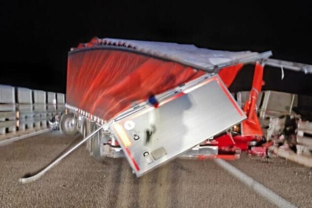 Il conducente del camion è rimasto ferito nell'incidente. Sul posto sono intervenuti prontamente i soccorsi che lo hanno trasportato in ambulanza al pronto soccorso