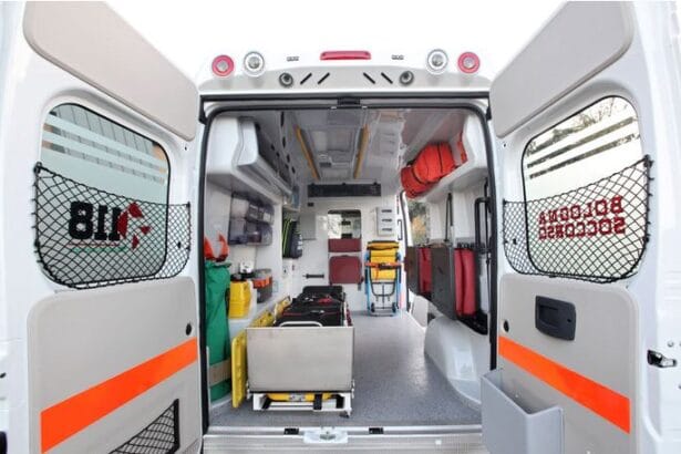 Si è verificato un incidente stradale nei pressi di Agrigento, lungo la strada che collega la città con Favara, all'altezza della casa circondariale Pasquale Di Lorenzo. Una Fiat Panda, con a bordo un uomo di Palma di Montechiaro alla guida, un bambino di 6 anni e un amico del conducente, è finita contro il guardrail.