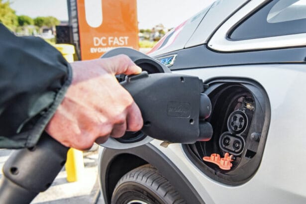 Contributi a fondo perduto per comprare auto, in Sicilia fino a 5.000 euro per l'elettrico Disponibili 5.000 euro per veicoli elettrici e 2.500 per ibride. Marano: "Finanziamento ridotto, mi attiverò per aumentarlo"