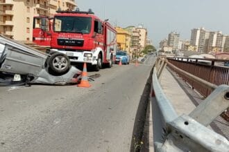 I sanitari del 118 hanno trasportato il ferito all'ospedale Buccheri La Ferla