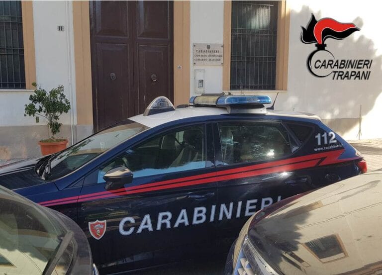 Panico e fuga precipitosa l'altra sera alla pizzeria My Pizza di viale Italia, ad Alcamo. Un uomo di origine tunisina ha fatto irruzione nel locale minacciando di uccidere presenti e gestori, trascinando la serata in una escalation violenta che si è conclusa solo con l'intervento delle forze dell'ordine e il ricovero in ospedale dell'aggressore.