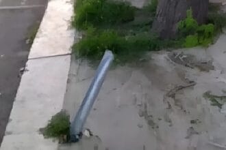 In via Messina marine è stato trovato segato il palo che supportava una telecamera di videosorveglianza installata vicino ai cassonetti dei rifiuti