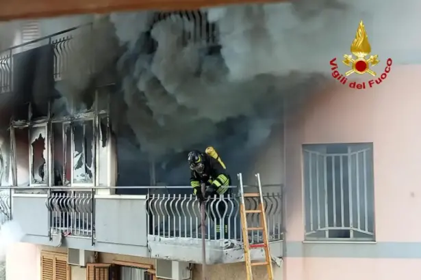 Il bimbo con un accendino avrebbe dato fuoco alla coperta che aveva sopra il divano mentre i genitori erano in cucina
