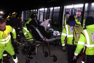 Il pilota si è reso conto che proseguire il viaggio sarebbe stato rischioso e ha deciso di scendere verso Punta Raisi