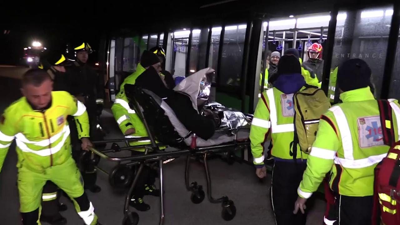 Il pilota si è reso conto che proseguire il viaggio sarebbe stato rischioso e ha deciso di scendere verso Punta Raisi