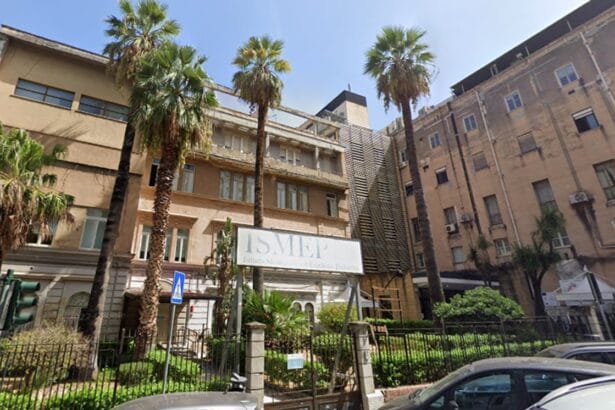 Una notte di angoscia si è trasformata in un sospiro di sollievo per una famiglia di Ribera. Un bambino di soli quattro anni ha rischiato la vita dopo aver ingerito una pericolosissima pila a bottone, di quelle piccole e luccicanti che spesso si trovano in giocattoli e telecomandi. La prontezza del fratello maggiore è stata decisiva: accortosi dell'accaduto, ha immediatamente dato l'allarme ai genitori, mettendo in moto una macchina dei soccorsi che si è rivelata provvidenziale.