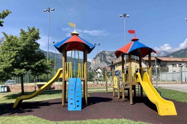 Si è rischiato la tragedia. Una bimba di 16 mesi ha ingerito un pezzo di hashish trovato nel parco giochi alla villa comunale di Comiso. La piccola ha davvero rischiato grosso.