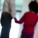 Quei tagli orizzontali sulle braccia, incisi con la precisione disperata di chi non ha più voce, erano grida silenziose che nessuno, tra le mura di casa, voleva ascoltare. Per anni, in un tranquillo comune della provincia di Palermo, una bambina ha subito l'orrore indicibile di abusi sistematici da parte del padre, iniziati quando aveva appena nove anni. Una spirale di violenza domestica che oggi ha trovato un primo, durissimo punto fermo nell'aula della Corte d'Assise di Palermo.