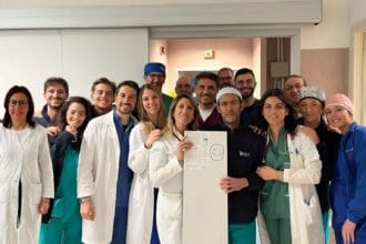 Il dispositivo, comparabile in dimensioni a una compressa di vitamine, è stato impiantato direttamente nella cavità cardiaca attraverso la vena femorale