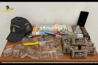 Un arresto e il sequestro di oltre due chili di hashish e di 10 mila euro: è il bilancio di due operazioni antidroga della guardia di finanza a Palermo