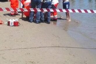 Tragedia sfiorata a Cefalù dove un turista e il figlio sono stati soccorsi in spiaggia di nel pomeriggio di oggi. L’uomo ha rischiato di affogare insieme al piccolo.