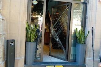 Qualcuno nel cuore della notte ha danneggiato la vetrina del bistrot Verdi 13 ed è entrato nell'esercizio commerciale portando via il registratore di cassa