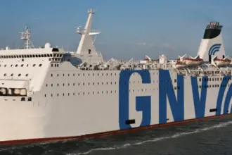 La nave GNV Antares diretta a Napoli ha dovuto fare rientro al porto di Palermo a causa di una passeggera con frattura costale soccorsa