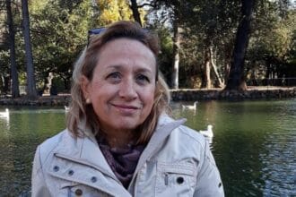 La notizia della morte di Anna Maria La Gattuta, descritta da tutti come una donna solare, estroversa e appassionata di viaggi, ha destato profonda tristezza. La donna è deceduta in seguito ad un terribile incidente stradale che è avvenutonel pomeriggio di ieri, a Palermo, tra via dei Biscottari e piazza San Giovanni Decollato, nei pressi della Questura e di palazzo Sclafani nel quartiere dell’Albergheria. Un camion carico di materiale edile, che stava procedendo a marcia indietro in discesa su via San Giovanni Decollato, ha travolto la motocicletta Honda Sh con a bordo la coppia di coniugi sessantenni, C.M. e Anna Maria La Gattuta.