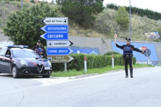 I Carabinieri del Reparto Territoriale di Termini Imerese e della Compagnia di Cefalù, hanno eseguito la notifica dell’informazione di garanzia e l’avviso di conclusione delle indagini preliminari, emessi dalla Procura della Repubblica di Termini Imerese, nei confronti di cinque indagati, tra i 20 e 29 anni, tutti originari e residenti a Palermo, responsabili a vario titolo di furto aggravato in concorso e furto in abitazione ed aggravato.