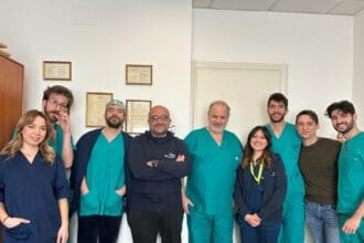 In seguito a banale caduta durante la sua vacanza a Palermo, il paziente aveva riportato una severa e grave frattura della settima vertebra cervicale con disallineamento della colonna vertebrale cervico-dorsale