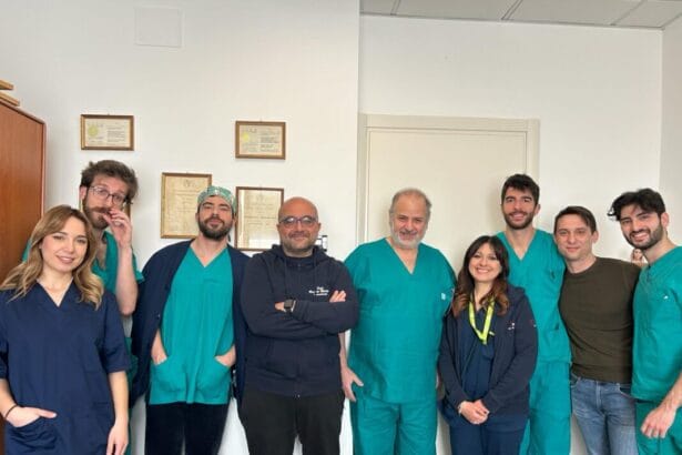 In seguito a banale caduta durante la sua vacanza a Palermo, il paziente aveva riportato una severa e grave frattura della settima vertebra cervicale con disallineamento della colonna vertebrale cervico-dorsale