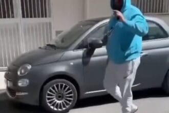 Il ladro era già riuscito ad aprire la Fiat 500 quando è stato scoperto dalla proprietaria