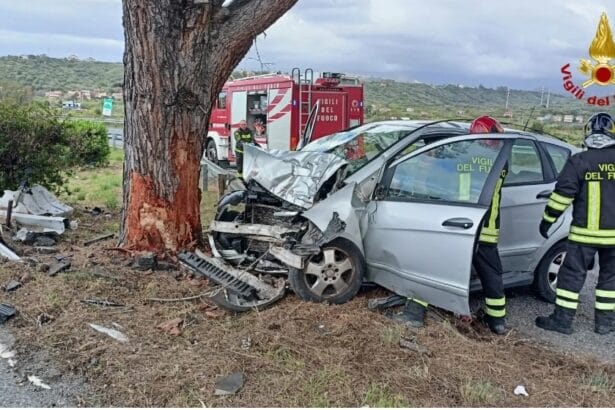 Paura sull'autostrada A20 Messina-Palermo nel tardo pomeriggio di oggi. Un terribile incidente stradale si è verificato al chilometro 34, nel tratto tra Milazzo e Rometta, in direzione del capoluogo siciliano. Secondo una prima ricostruzione, un'automobile con a bordo due donne, madre e figlia, ha improvvisamente sbandato finendo fuori strada. Sono stati alcuni automobilisti di passaggio i primi a lanciare l'allarme e a chiamare i soccorsi.