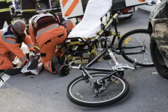 Drammatico incidente stradale sulla Rosolini-Pachino, in provincia di Siracusa. Un ciclista di 63 anni residente a Ispica, in provincia di Ragusa, è stato travolto da un'auto mentre percorreva la strada in bicicletta.