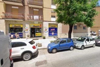 Paura nel pomeriggio di oggi in un supermercato di Palermo, dove due rapinatori armati di pistola hanno fatto irruzione nel punto vendita Ard Discount in corso Calatafimi, dirigendosi verso le casse. I malviventi, con volto travisato e impugnando le armi, si sono fatti consegnare l'incasso per poi darsi alla fuga, facendo perdere le proprie tracce.