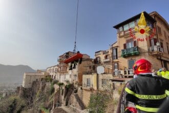 Attimi di terrore stamattina a Monreale quando una giovane ragazza, in preda alla disperazione, ha tentato di togliersi la vita gettandosi nel vuoto dal belvedere di via Benedetto D’Acquisto. Erano circa le 8:50 quando alcuni passanti hanno assistito impotenti alla terribile scena.