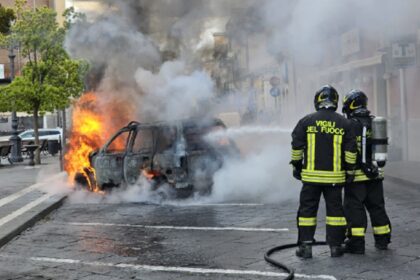 Dramma a Carlentini, uomo morto carbonizzato nell'auto in fiamme