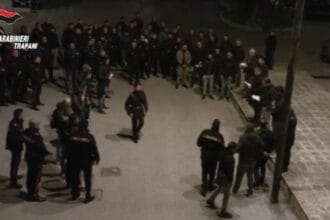 Nelle prime ore della mattinata odierna, i Carabinieri dei Nuclei Investigativi di Trapani e Palermo, supportati dai colleghi delle stazioni territorialmente competenti, hanno dato esecuzione a un'ordinanza di custodia cautelare emessa dal Tribunale di Palermo. L'operazione ha portato all'arresto di 11 persone, di cui 6 finite in carcere e 5 ai domiciliari, indagate per associazione mafiosa, corruzione, turbativa d'asta, trasferimento fraudolento di valori, ricettazione e autoriciclaggio.