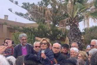 Mariolina De Francesco si oppone all'esproprio della sua casa per la costruzione del pilone del ponte sullo Stretto di Messina, evidenziando l'impatto ambientale dell'opera