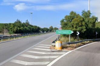 Drammatico evento lungo l'autostrada Palermo-Mazara del Vallo, precisamente nella zona del viadotto di Madonna del Ponte, nel territorio di Partinico. Un uomo, giunto a bordo della sua Renault Megane, ha tentato inizialmente di sfondare il guard rail con l'intento di precipitare con l'auto nel vuoto.