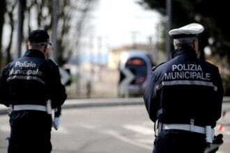 Un cane di grossa taglia è stato trovato impiccato con un cappio ad un albero in un fondo di proprietà privata, in via Monti Sibillini a Carini. A trovarsi davanti alla scena sono stati gli agenti della polizia municipale, giunti sul posto, a seguito di una segnalazione.