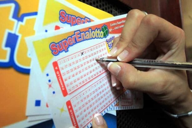 Vincono al SuperEnalotto ma non lo sanno. A dicembre 2024, l'iniziativa "REGALA UN SOGNO" di SuperEnalotto SuperStar ha distribuito 1.000 premi da 10.000 euro ciascuno in quattro concorsi speciali. Mentre molti vincitori festeggiano, quattro premi restano non reclamati in Sicilia, lasciando intendere che i fortunati giocatori siano ancora ignari della loro vincita.