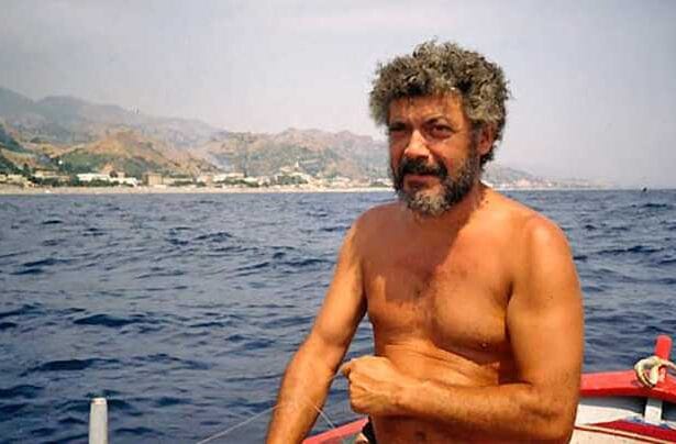 Tremendo lutto per Nino Frassica, è morto il fratello Uccio Conosciuto da tutti come "Uccio", Matteo era un uomo dal carattere forte e dal profondo legame con il mare