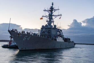 Una nave da guerra è ancorata al porto di Palermo per rifornimento, è il cacciatorpediniere Uss Carney della marina militare americana