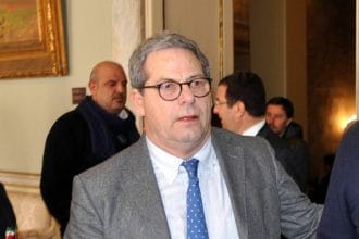 Su richiesta della Procura della Repubblica di Palermo, it G.I.P. del Tribunale del capoluogo, ha emesso un'ordinanza applicativa di misure cautelari nei confronti di Gianfranco Miccichè, ex Presidente dell'Assemblea Regionale Siciliana e deputato regionale, destinatario del provvedimento di divieto di dimora nel comune di Cefalù, nonché nei confronti di Messina Maurizio, assistente parlamentare con funzioni di autista del Miccichè, destinatario del provvedimento di obbligo di dimora nei comuni di Palermo e Monreale.