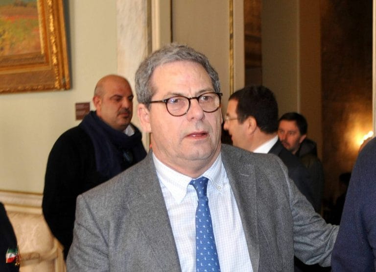 Scandalo in Sicilia: ex Presidente dell'Assemblea Regionale indagato per peculato e truffa Su richiesta della Procura della Repubblica di Palermo, it G.I.P. del Tribunale del capoluogo, ha emesso un'ordinanza applicativa di misure cautelari nei confronti di Gianfranco Miccichè, ex Presidente dell'Assemblea Regionale Siciliana e deputato regionale, destinatario del provvedimento di divieto di dimora nel comune di Cefalù, nonché nei confronti di Messina Maurizio, assistente parlamentare con funzioni di autista del Miccichè, destinatario del provvedimento di obbligo di dimora nei comuni di Palermo e Monreale.