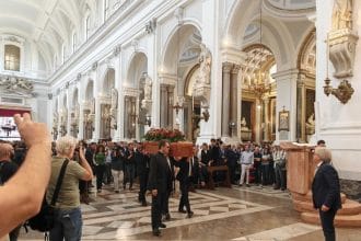 Una cattedrale di Palermo gremita per il funerale di Angelo Onorato. Sulla bara un tappeto di rose rosse. Angelo Onorato è l'imprenditore trovato morto nella propria auto a Palermo sabato scorso.