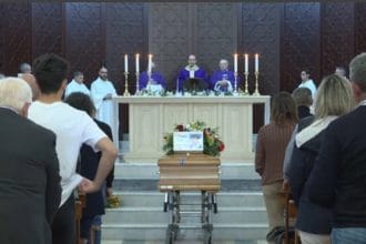 "Ciao Giuseppe, ciao". Un urlo ha squarciato il silenzio fuori dalla chiesa madre di San Cipirello (Palermo) dove sono stati celebrati i funerali di Giuseppe Miraglia, uno dei cinque operai morti a Casteldaccia impegnati nei lavori alla rete fognaria