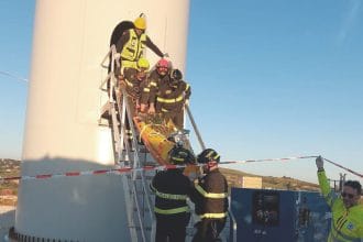 L'operaio morto mentre lavorava nella pala eolica del parco "Erg 69" di contrada Ranchibilotto a Salemi (Trapani) non indossava né il casco di protezione e nemmeno l'imbracatura necessaria per i lavori in quota.