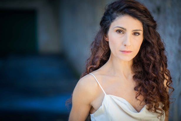 La siciliana Ester Vinci tra le protagoniste di Viola come il mare 2 L’attrice siciliana Ester Vinci è Carmela La Rosa nella serie “Viola Come il Mare 2” diretta Alexis Sweet e prodotta da Lux Vide