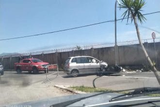 PALERMO - Due feriti e un palo dell'illuminazione abbattuto. Questo il bilancio di un incidente stradale avvenuto a Palermo, in via Umberto Maddalena, all'altezza dell'ingresso di Poggio Ridente. A scontrarsi, per cause ancora da accertare, un'auto, che procedeva da corso Calatafimi, e uno scooter che arrivava dal senso opposto di marcia.