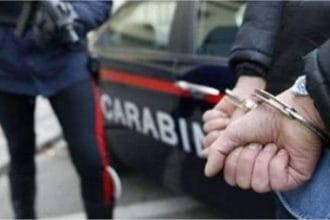 Un uomo è stato fermato dai Carabinieri a Capaci, in provincia di Palermo, dopo essere stato segnalato per essersi masturbato in pubblico di fronte a diverse donne. L'uomo, secondo quanto ricostruito, aveva l'abitudine di abbassarsi i pantaloni e masturbarsi ogni volta che passava una signora.