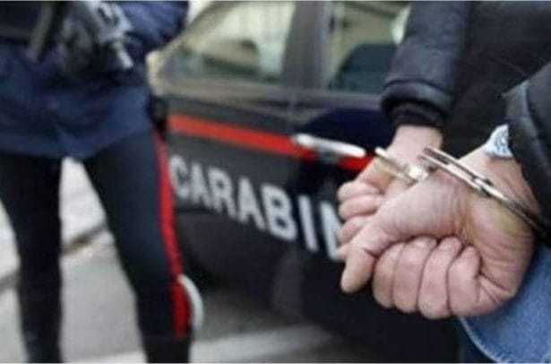 Atti di autoerotismo davanti alle signore, fermato nel Palermitano Un uomo è stato fermato dai Carabinieri a Capaci, in provincia di Palermo, dopo essere stato segnalato per essersi masturbato in pubblico di fronte a diverse donne. L'uomo, secondo quanto ricostruito, aveva l'abitudine di abbassarsi i pantaloni e masturbarsi ogni volta che passava una signora.